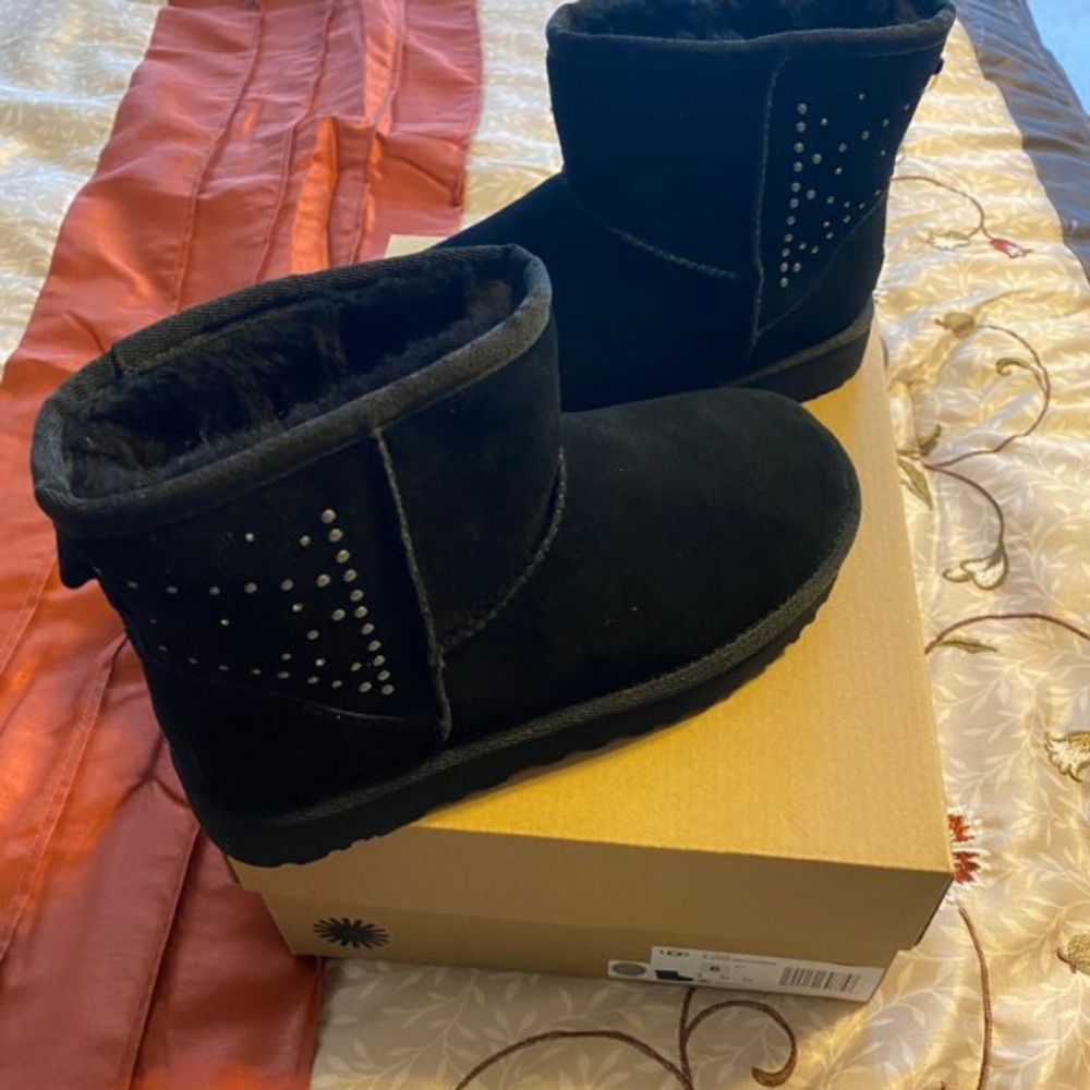 UGGS - Picture 2 of 5